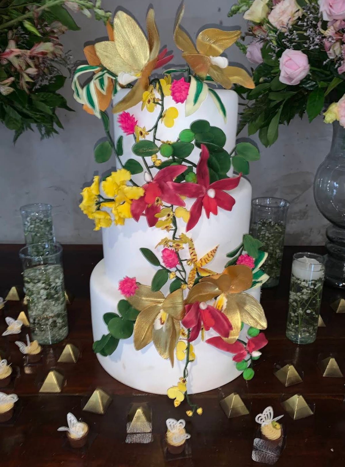Decoração de bolo de casamento com flores